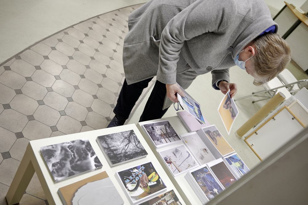 Summer School 2021 Ausstellungseröffnung b_suche in der Galerie SCHWARZ+ Greifswald