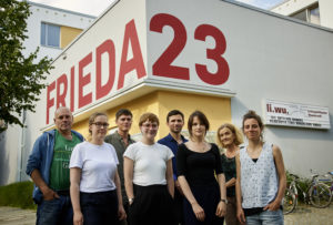 Die Stipendiaten der Summer School 2017 am Kunst- und Medienhaus FRIEDA 23 mit ihren Mentoren - v.l.n.r.: Holger Stark, Dorothea Liesenberg, Alexander Meyer, Pauline Stopp, Hannes Schüler, Karoline Litau, Tanja Zimmermann und Shirin Künnecke Foto: Thomas Häntzschel / nordlicht www.fotoagenturnordlicht.de