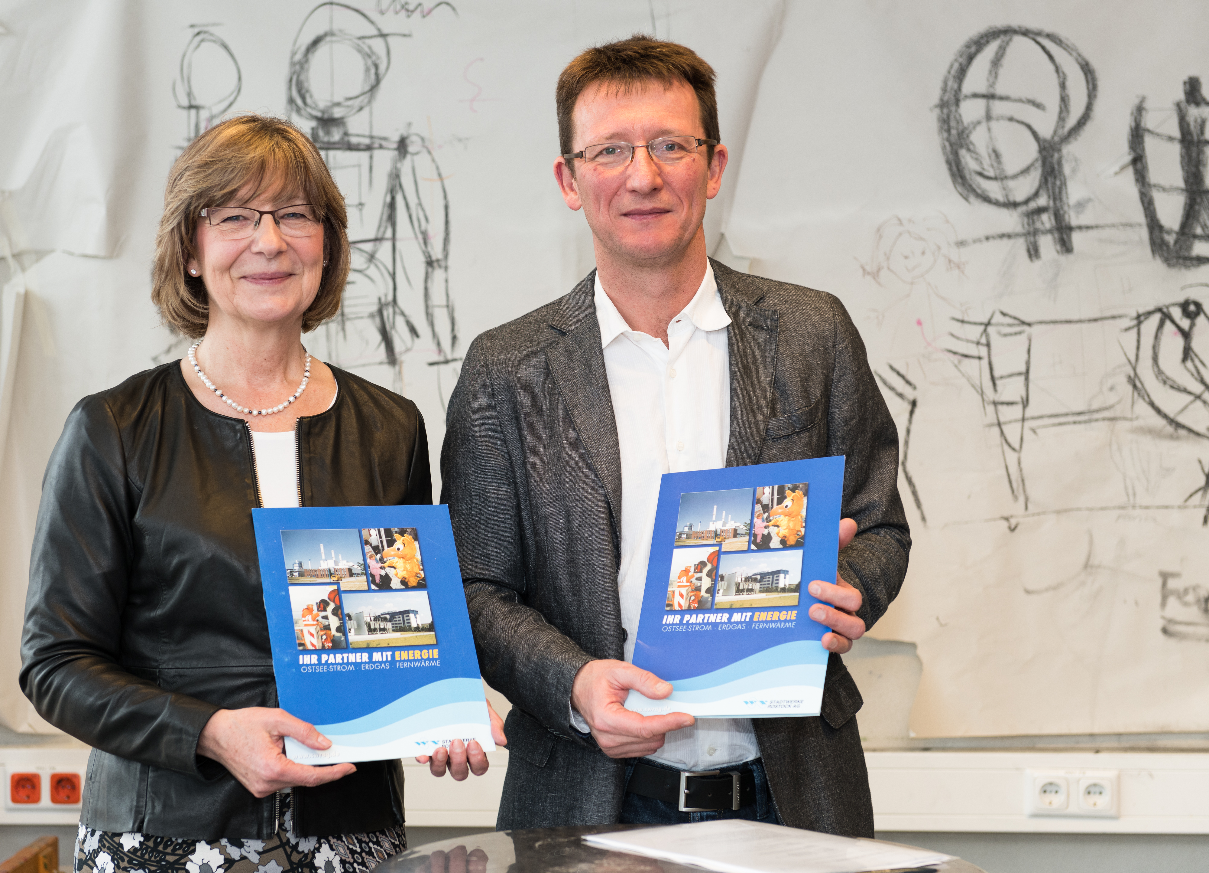 Vertragsverlängerung Stadtwerke Partnerschaft mit KARO gAG v.l.n.r. Ute Römer (Vorstand Stadtwerke Rostock AG) und Sven Ehrecke (Vorstand KARO gAG). Foto: Magrit Wild