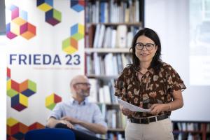 Katrin Zschau, MdB und Vorstandsmitglied der KARO gAG,  stellt die FRIEDA 23 als Projekt mit ostdeutscher Biografie vor. - Bild: Bundeskanzleramt / bundesfoto / Christina Czybik