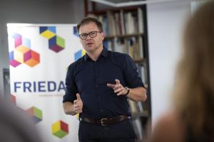 Neben öffentlicher Förderung brauchte Kultur schon immer das auch finanziell engagierte Bürgertum. Hier gibt es in Ostdeutschland erheblichen Nachholbedarf z.B. in Form von Stiftungen. Bild: Bundeskanzleramt / bundesfoto / Christina Czybik