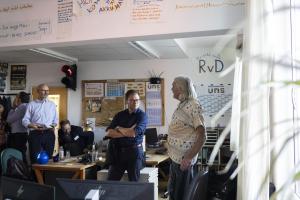 Harry Körber, Vorstand von Radio LOHRO, gewährt Einblicke in die Redaktionsräume - Bild: Bundeskanzleramt / bundesfoto / Christina Czybik