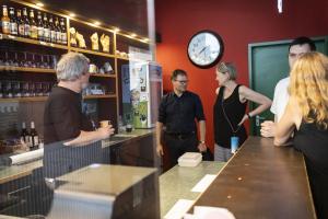 Blick hinter die Kulissen des Kinobetriebs - Bild: Bundeskanzleramt / bundesfoto / Christina Czybik