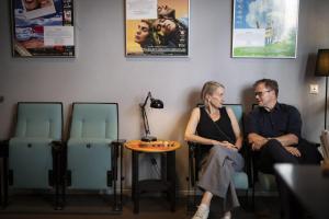 Natürlich im Kinosessel: Dr. Anne Kellner im persönlichen Austausch mit Staatsminister Carsten Schneider - Bild: Bundeskanzleramt / bundesfoto / Christina Czybik